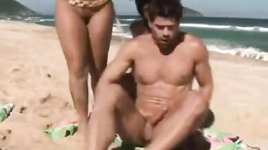 Duas Morenas Num Trio Na Praia