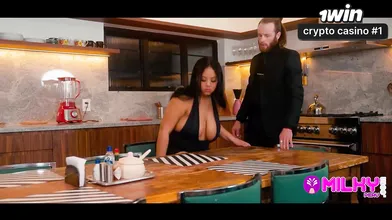 Uma milf com grandes seios é fodida sem sela pelo melhor amigo do marido.