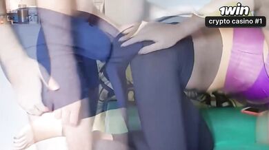 Mulher de legging fica excitada durante transa caseira e goza na calça.
