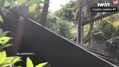 Uma esposa atraente chamada Thay Ksada tem um encontro sexual intenso com o entr
