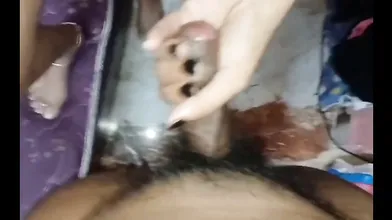 Randi Bhabhi Pati Ke Dost Ko Boobs Dikhakar Lund Chusti Hai