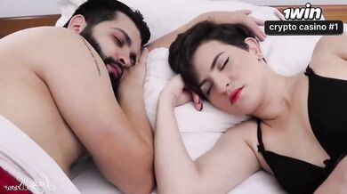 Sexo a três com Lady Snow e Candy Crush Brasil explorando sexo ass fucking em ce