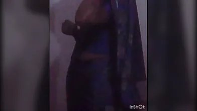 Aunty saree change