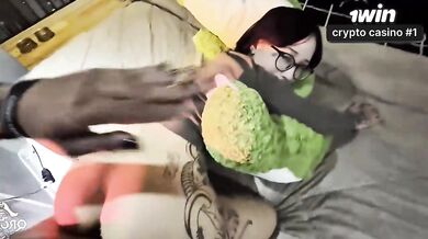 Amberzinha presenteia ela com um brinquedo de pelúcia, deixando-a extremamente g
