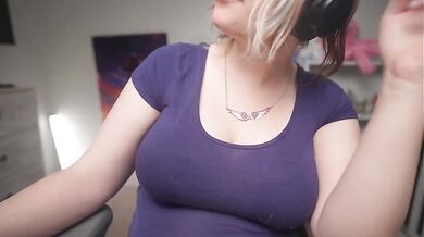Hot amateur shakes her big boobs
