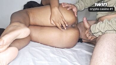 Prostituta com bunda grande adora ter seu ânus penetrado diariamente.