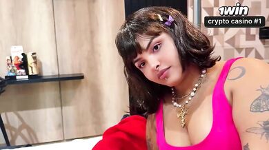 Em busca de diversão ardente, Dora explora desejos ousados em Halloween.