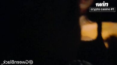 Mulher se masturbando em carro de Uber publicamente e exibindo os seios.