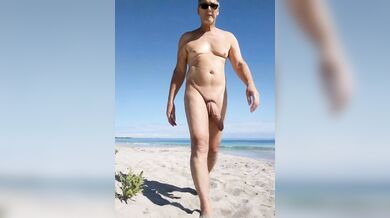 Ric flashing cock with milf on the beach