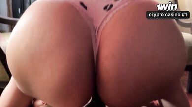 Nova madrasta voluptuous exibe sua bunda grande e suculenta em uma cena de sexo