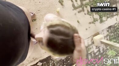 Loira de bunda grande faz boquete e lambe os ovos na granja em cena hardcore.