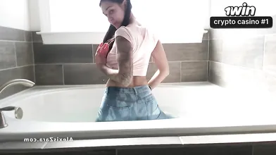 Alexis Zara brinca no banho com unclothe de denim molhado em cena pornô subaquát