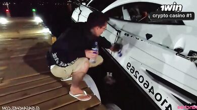 Realizei minha fantasia sexual em um barco com um menage envolvendo o marinheiro
