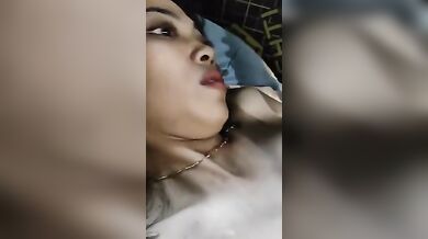 Indo Girl Getting Licked All Over While She’s On The Phone