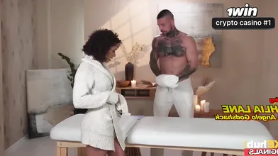 Brasileira depilada recebe gozada dentro em cena quente de sexo hardcore.