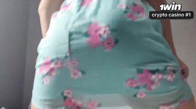 Morena brasileira dança nua de forma sensuous e provocante em cena amadora.