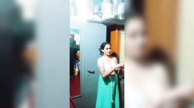 Mallu bhabhi dress change bra boob