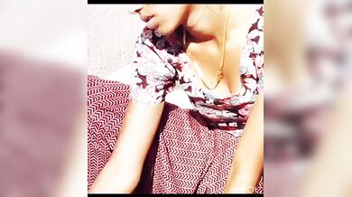 Village bhabhi cleavage2