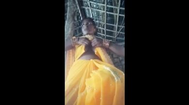 Dehati Marwadi Bhabhi Boobs Press Aur Chut Dikhayi Saree Me