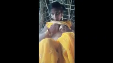 Dehati Marwadi Bhabhi Boobs Press Aur Chut Dikhayi Saree Me