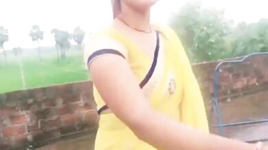 Yellow Saree Me Dehati Bhabhi Ki Chhat Par Chudai Hui