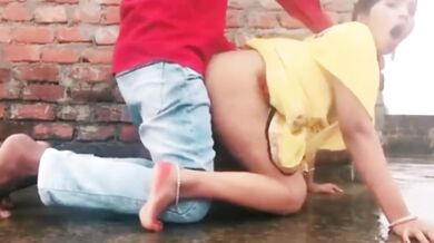 Yellow Saree Me Dehati Bhabhi Ki Chhat Par Chudai Hui