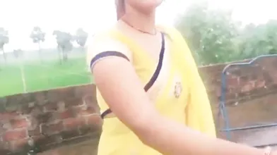 Yellow Saree Me Dehati Bhabhi Ki Chhat Par Chudai Hui