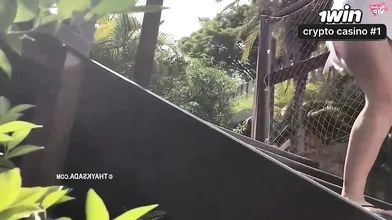 Esposa infiel gostosa trai o marido com entregador em cena picante de adulto.