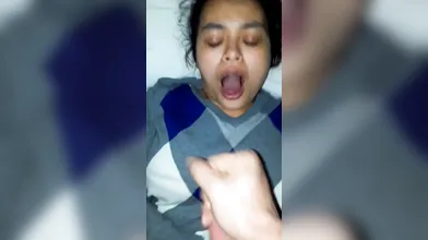 Tante Mirna Kena Semprot Sperma Di Depan Wajahnya Posisi Tidur