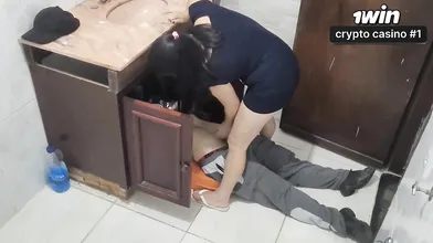 Preocupada, paguei o encanador com meu corpo enquanto meu marido estava chegando
