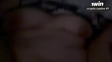 Fodendo minha esposa gostosa em um vídeo caseiro de casal real e quente.