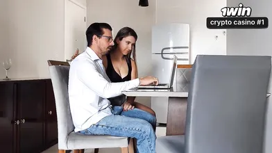 Chamei um amigo nerd para minha contabilidade e acabei seduzindo ele em cenas pi