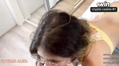 18 anos transando com amigo do namorado pela primeira vez na cama.