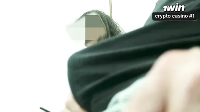 Mulher madura faz boquete em um desconhecido na sala de espera em vídeo pornô qu