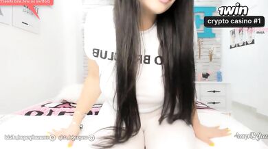 Morena voluptuous com camiseta molhada e calça branca apertada sentando no conso