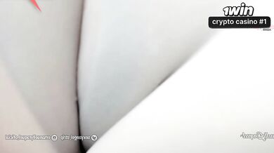 Morena voluptuous com camiseta molhada e calça branca apertada sentando no conso