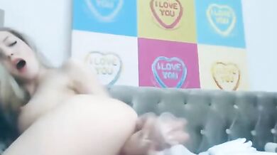 Sexy Babe Fucks Her Thick Toy Like a Total Pro