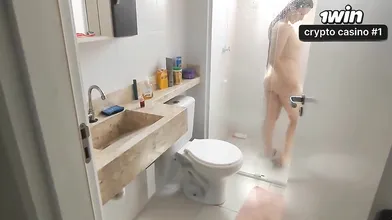 Fiz ele gozar duas vezes, primeiro no banho e depois com o dedo no meu cuzinho.