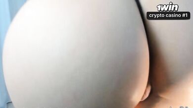 Linda latina com peitos e bunda grandes faz dança voluptuous e JOI para gozada