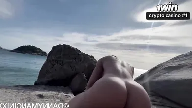Sexy latina amadora fode na praia sem camisinha e leva gozada na boca ao ar livr