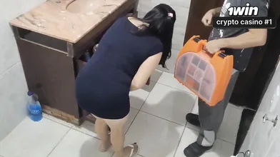 Marido quase pegou esposa pagando com sexo ao encanador em casa.