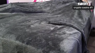 Uma massagem sensuous levou a um momento íntimo e inesperado entre os dois.