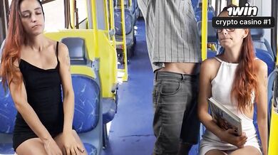 Homem perturbado assedia mulher de forma obscena em transporte público - vídeo p