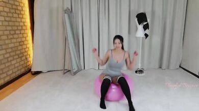 Ssunbiki Korean Model Showing Off Her Huge Bouncing Boobs And Wide Hips