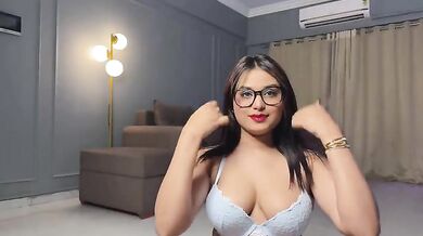 Desi Sexy Figure Indian Beauty Spanking Her Ass Red