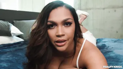 Ashlyn Peaks Shows Her AMAZING TITS For Her Masseur Jmac