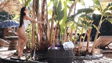 Hippie Chick Indica Flower Gets Nailed Amongst Palm Trees