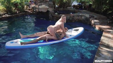 Elana Bunnz Banged On A Paddleboard - Susanne Brend
