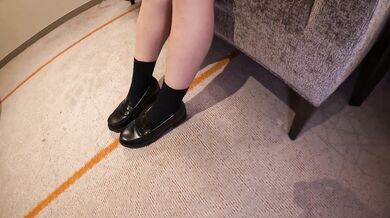 制服の坂道系美女と使い込まれた性器のコントラスト。くすんだ色のビラビラがチンポに絡みつく図。ある種の絶景ではある。