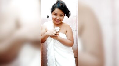 Putita latina mostrando su hermoso cuerpo despues de un refrescante baño